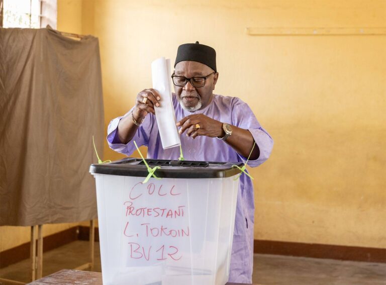 Jean-Lucien Savi de Tové : Le Président de la République vote au Collège Protestant Lomé-Tokoin Jean-Lucien Savi de Tové