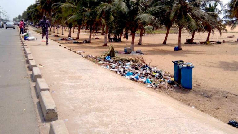 Des sachets à la mer : La plage de Lomé croule sous le plastique Des sachets à la mer : la plage de Lomé croule sous le plastique