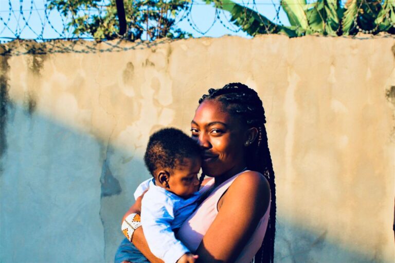 Au Togo, les hommes critiquent les mères célibataires… mais profitent d’elles en silence Au Togo, les hommes profitent-ils trop des mères célibataires ?