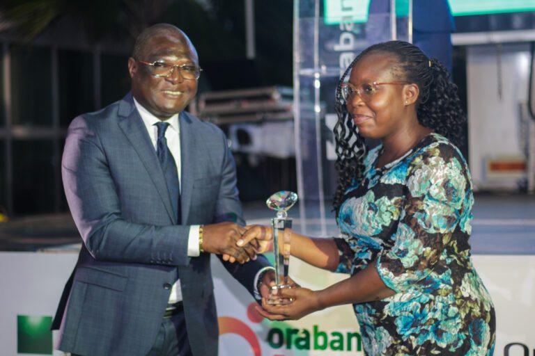 Orabank Togo célèbre l’excellence de ses sous-agents à Lomé Stephane Bate Directeur Adjoint Orabank Togo et un sous agent