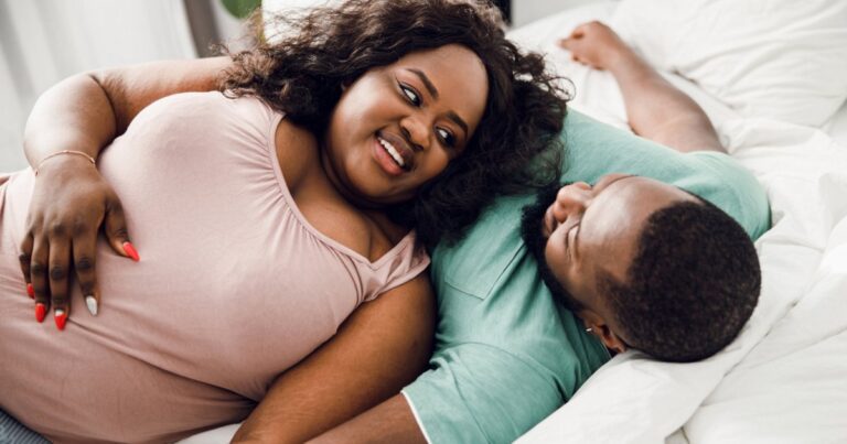 Un homme explique pourquoi il est dangereux d’avoir une seule femme Un homme décède étouffé sous le poids de son épouse de 100 kg pendant la nuit