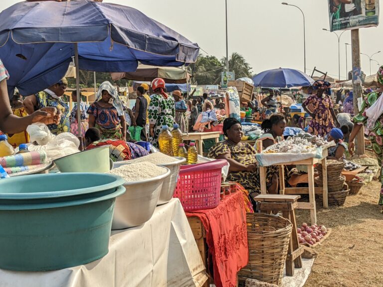 Marché d'Agoè Assiyéyé : Revendeuses et autorités