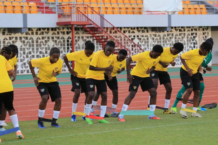 Les Éperviers Dames du Togo battues 2-0 par le Burkina Faso Les Éperviers Dames du Togo ont connu une soirée difficile à Ouagadougou, battues 2-0 par les Étalons Dames du Burkina Faso