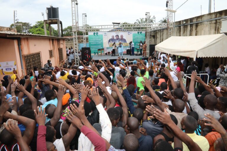 Prison civile de Lomé : CDK-GROUP offre un buffet à plus de 3000 détenus et un concert de sensibilisation