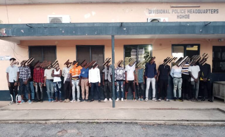 Cybercriminalité : 8 Togolais arrêtés au Ghana et rapatriés à Lomé huit ressortissants togolais arrêtés au Ghana et rapatriés à Lomé