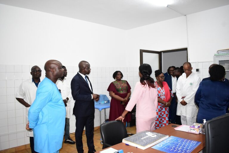 Togo : Le ministre de la Santé Jean-Marie Koffi Ewonoulé TESSI en visite au CHR de Tsévié le ministre de la Santé Jean-Marie Koffi Ewonoulé TESSI à l’écoute des acteurs du CHR de Tsévié