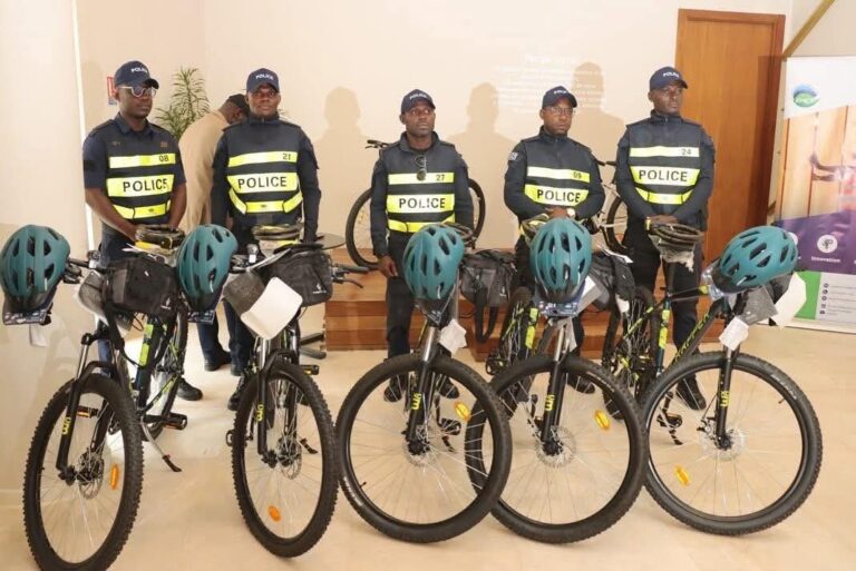 La France offre 5 vélos à la Police Nationale Gabonaise