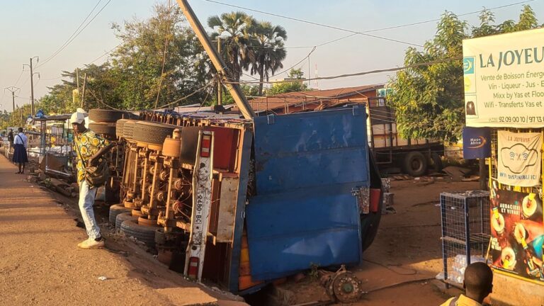 Un gros camion en stationnement s'écroule à Dapaong