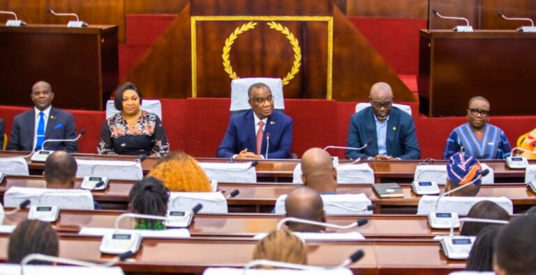 Togo : Komi Selom Klassou échange avec le personnel administratif du Parlement Togo : Komi Selom Klassou échange avec le personnel administratif du Parlement
