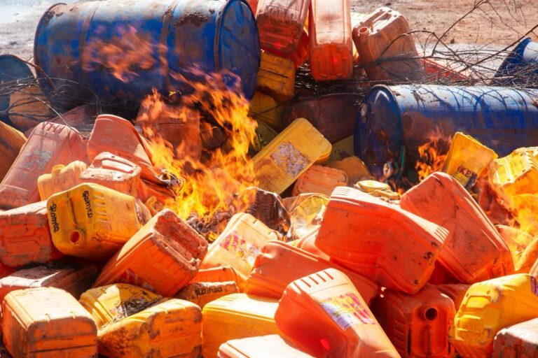 Togo : Plus de 12 000 litres de sodabi frelaté détruits à Dapaong Dapaong : plus de 12 000 litres de boissons frelatées détruits