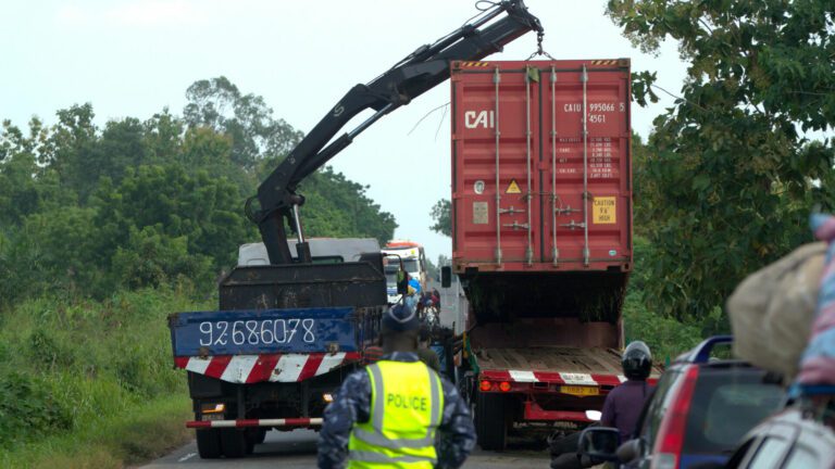 un camion bloque totalement la RN1,