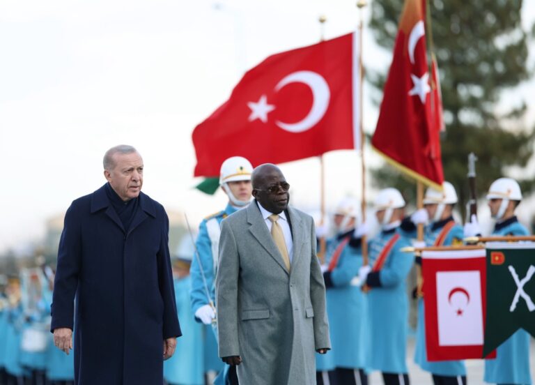 En Turquie, le président nigérian, Bola Tinubu trébuche à l’entrée du palais présidentiel Bola Tinubu trébuche en turquie