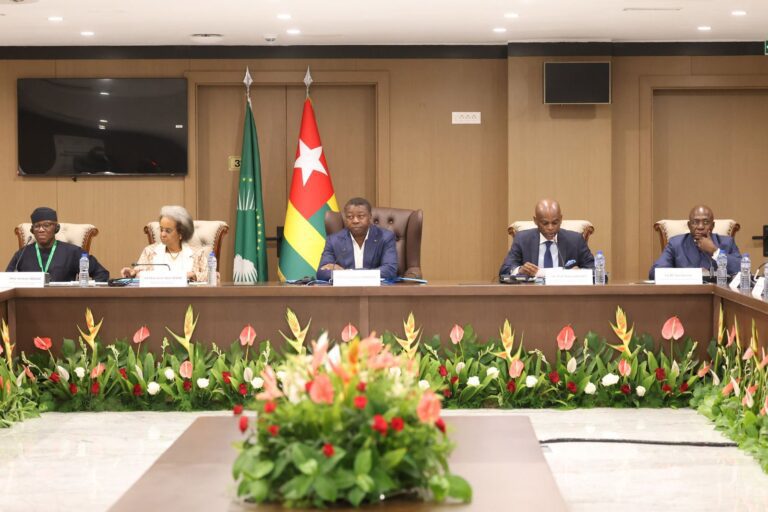 préside une réunion de haut niveau à Lomé