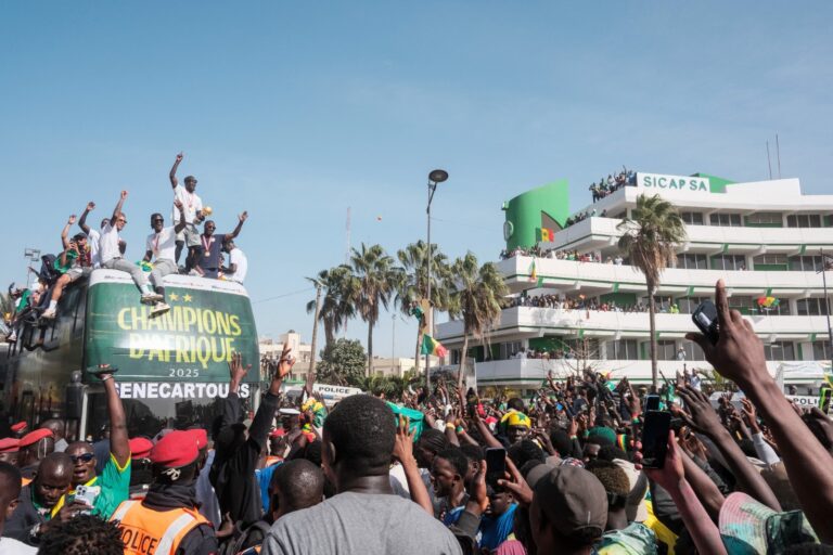 Vidéo : Les images folles du peuple Sénégalais pour la parade des champions d’Afrique des images folles pour la parade des champions d’Afrique