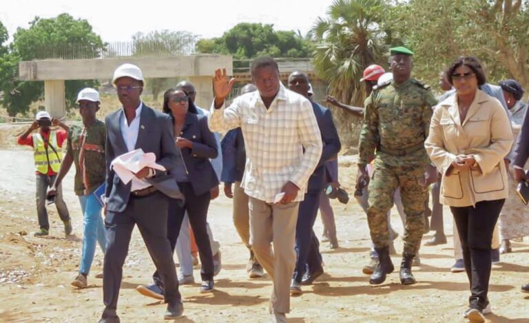 En direct de la Kéran : Faure Gnassingbé sur le terrain pour suivre la construction du nouveau pont modulaire