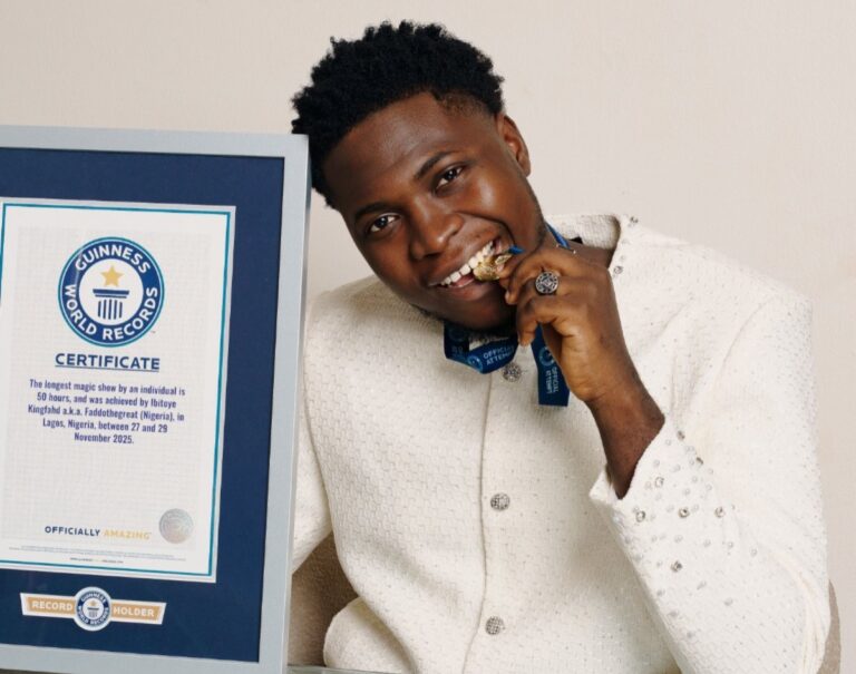 Faddothegreat : Le magicien nigérian pulvérise un Guinness World Records vieux de 21 ans FADDOTHEGREAT a battu un record du monde Guinness de magie.