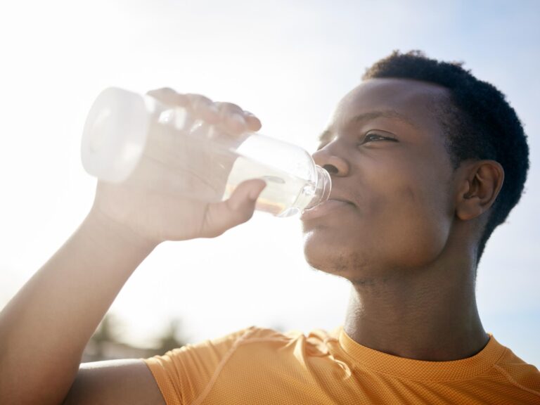 Boire 2 à 3 litres d’eau est vital pour votre corps Boire 2 à 3 litres d’eau est vital
