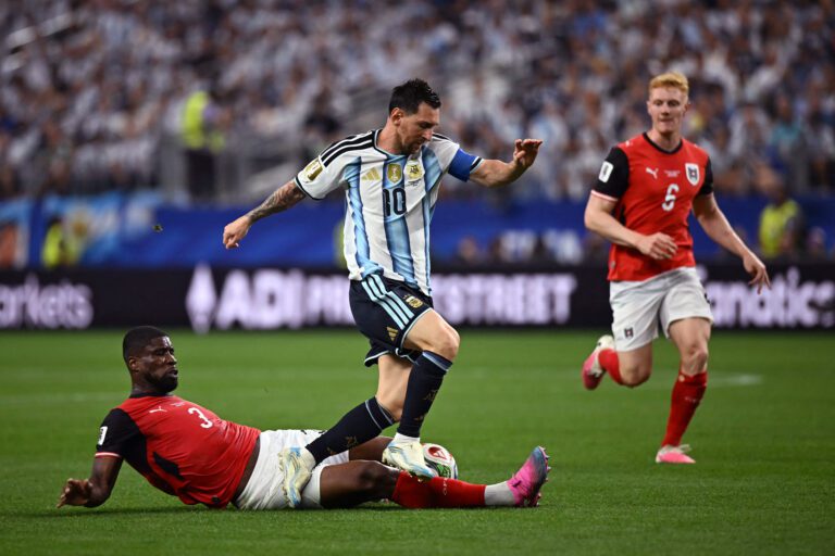 L'Argentine qualifiée, Lionel Messi rate un penalty mais s'offre un doublé