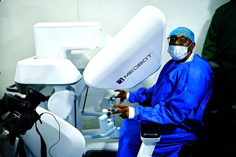 Un robot participe à une intervention chirurgicale majeure dans ce pays africain un robot participe à une intervention chirurgicale majeure dans ce pays africain