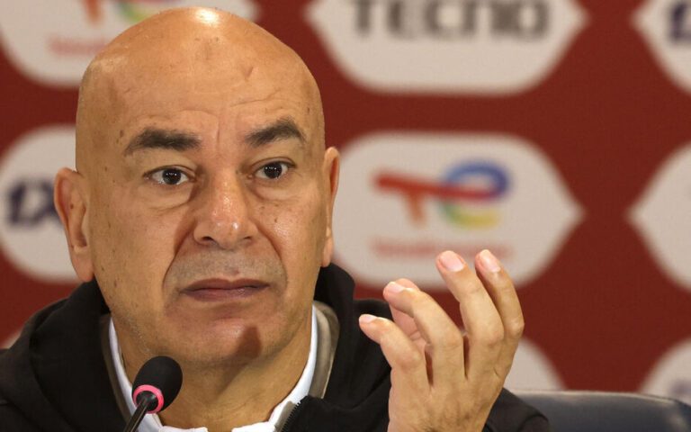 Le sélectionneur égyptien Hossam Hassan s’évanouit en plein milieu d’une bagarre entre ses deux épouses Hossam Hassan