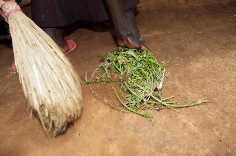 Interdits et traditions au Togo : Pourquoi ne faut-il pas balayer la nuit ? traditions au Togo : Pourquoi ne faut-il pas balayer la nuit ?