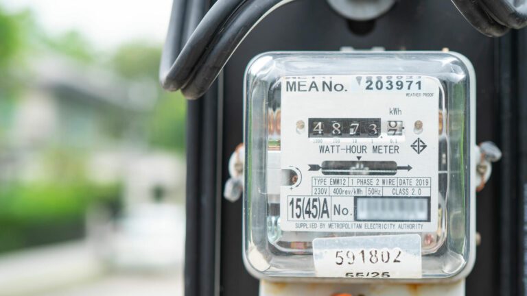 Togo : La CEET s’équipe de 5 200 boîtiers pour traquer les fraudeurs et stopper les pertes Togo : La CEET s'équipe de 5 200 boîtiers pour traquer les fraudeurs et stopper les pertes
