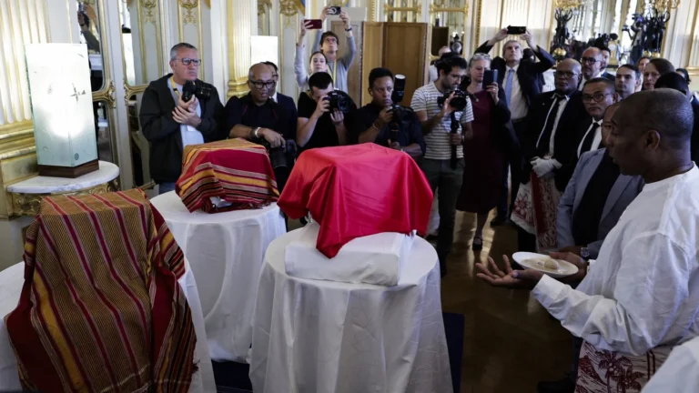 Le crâne du roi décapité à Madagascar par la France restitué après 128 ans La France restitue le crâne du roi déca.pité à Madagascar après 128 ans