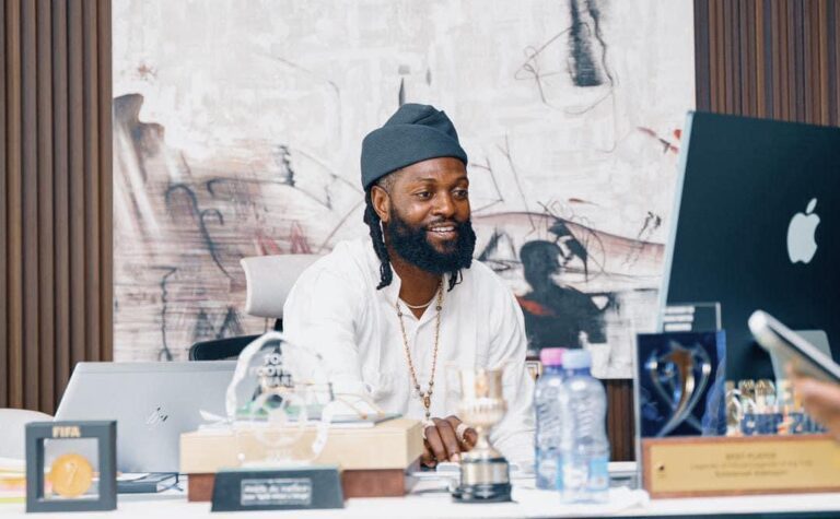 Emmanuel Adebayor en deuil : l’ex-footballeur pleure sa grande sœur
