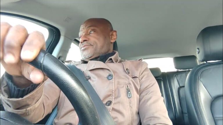 Un pasteur se fait voler son iPhone 16 en plein direct sur Facebook lor d’une prière en direct sur Facebook