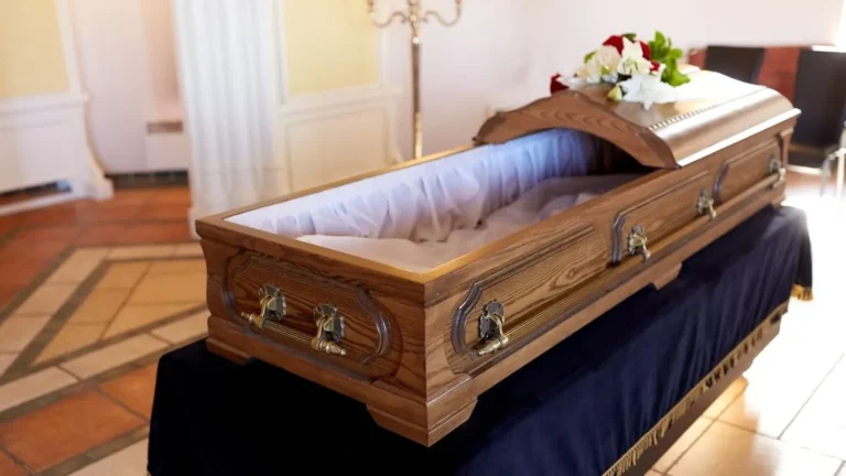 Un miracle ! Déclarée morte, une femme de 65 ans se réveille dans son cercueil Déclarée morte, une femme de 65 ans se réveille dans son cercueil