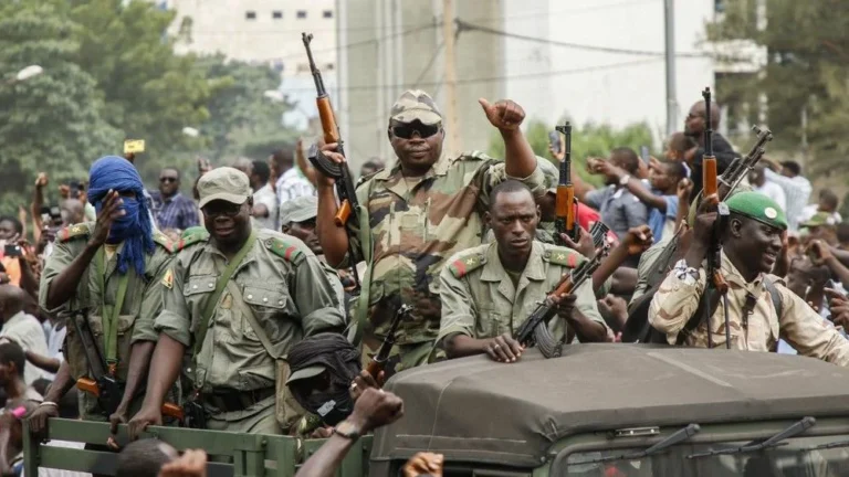 Pourquoi l’Afrique a connu une série de coups d’État en 5 ans ? Afrique de l’Ouest : une instabilité politique qui s’enracine