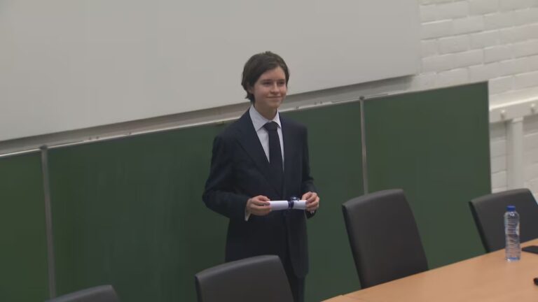 Laurent Simons : À 15 ans, il obtient son doctorat en physique quantique Le jeune génie Laurent Simons obtient son doctorat en physique quantique à 15 ans