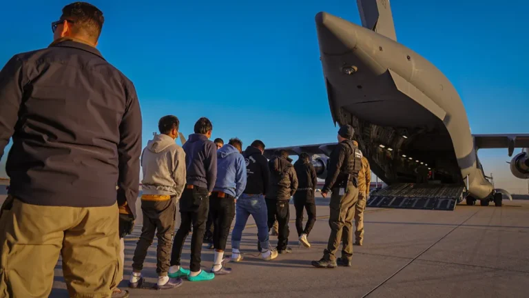 L’administration Trump va acheter six Boeing 737 pour expulser « efficacement » les immigrés Trump va acheter six Boeing 737 expulser « efficacement » les immigrés