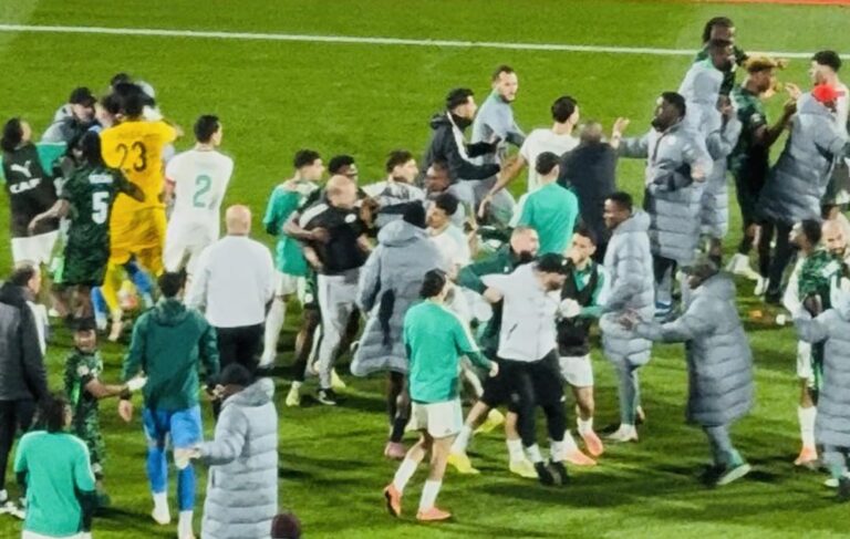 de violents incidents à Marrakech l’arbitre escorté hors du terrain