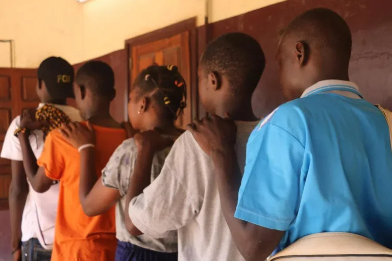 150 enfants et homosexuels (père de famille) infectés par le VIH