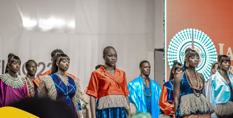 Yas Togo illumine la 13ᵉ édition du FIMO 228 et porte la renaissance de la mode africaine