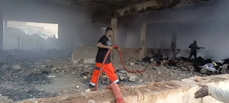 Incendie au marché d’Anié : Le Gouvernement annonce de fortes mesures de soutien financier pour les sinistrés ! Incendie au marché d’Anié